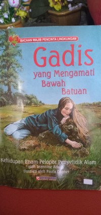 Gadis yang Mengamati Bawah Batuan